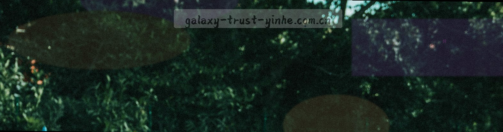 深空星图的一角，一条极细的暖金刻度线自左向右延伸，两侧星点密度明显不同